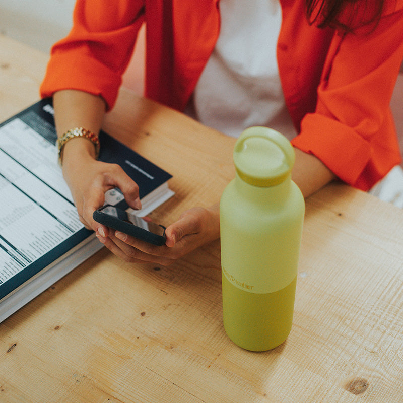 daily-on-the-go-set-k1 20oz_rise_classic_insulated_bottle_acacia_worker_phone_square.jpg