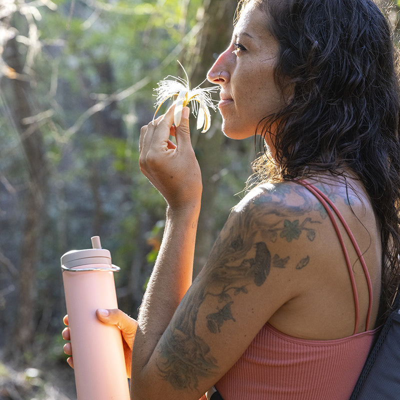 20oz-tkwide-with-twist-cap-l6 tkwide_20oz_insulated_bottle_twist_woman_flower_costarica_square.jpg